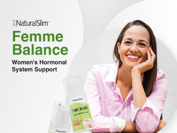 Mujer sonriente junto a la crema Femme Balance de NaturalSlim · Vista 2